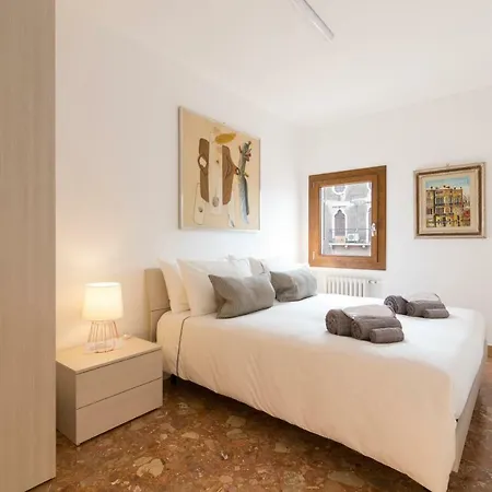 On The Canal Apartment Venice