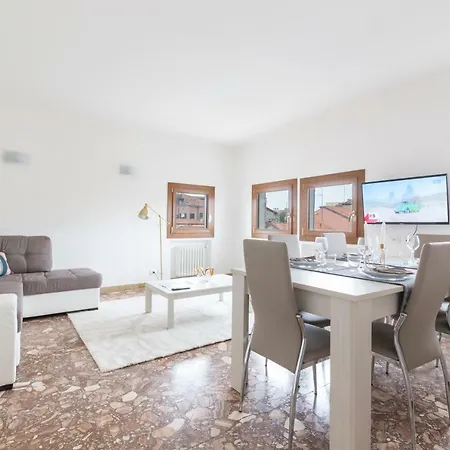 On The Canal Apartment *
