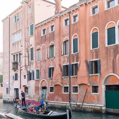 On The Canal Apartment