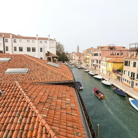 Apartment On The Canal Venice