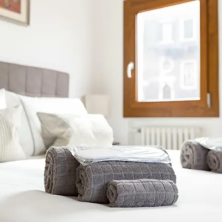 On The Canal Apartment *