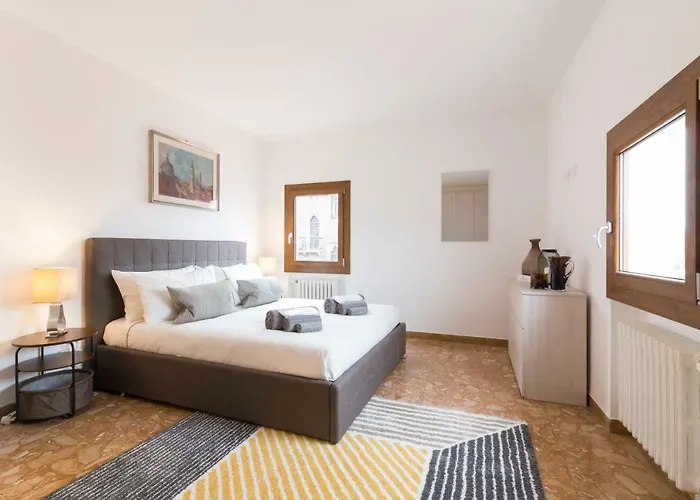 On The Canal Apartment *