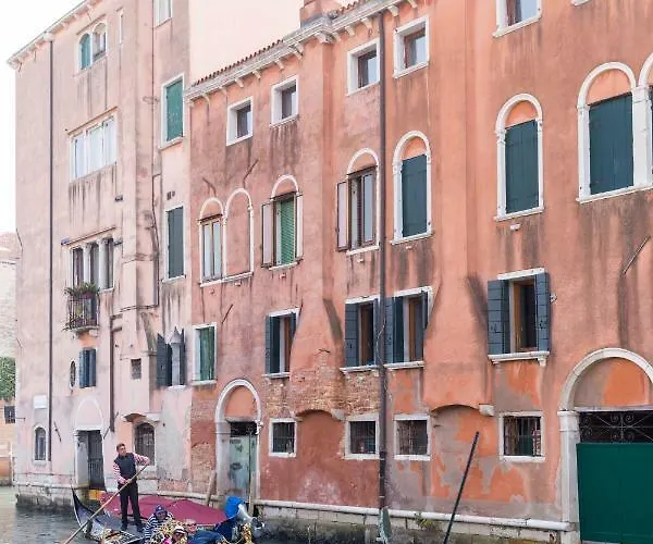 On The Canal Apartment