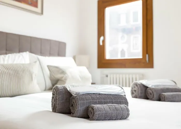 On The Canal Apartment *