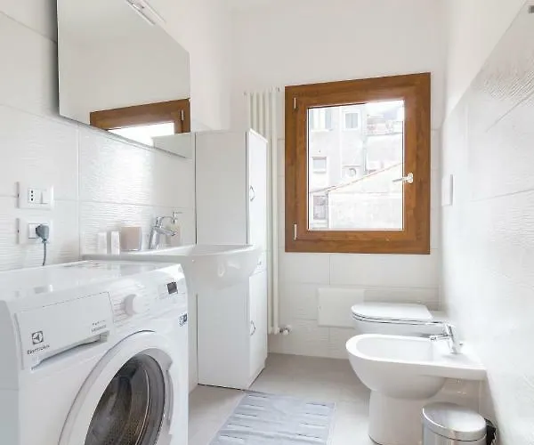 On The Canal Venedig